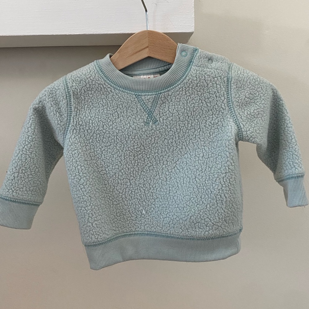 Adorable light blue crew sweatshirt 3-6m